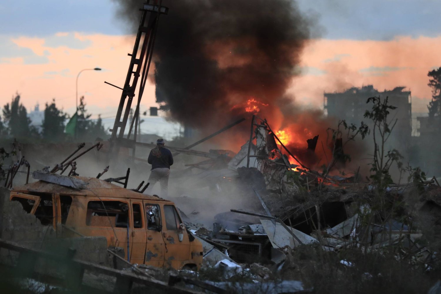 النيران تلتهم مستودعا في ضواحي مدينة الغازية بالجنوب اللبناني بعد ضربة إسرائيلية أمس (أ.ب)
