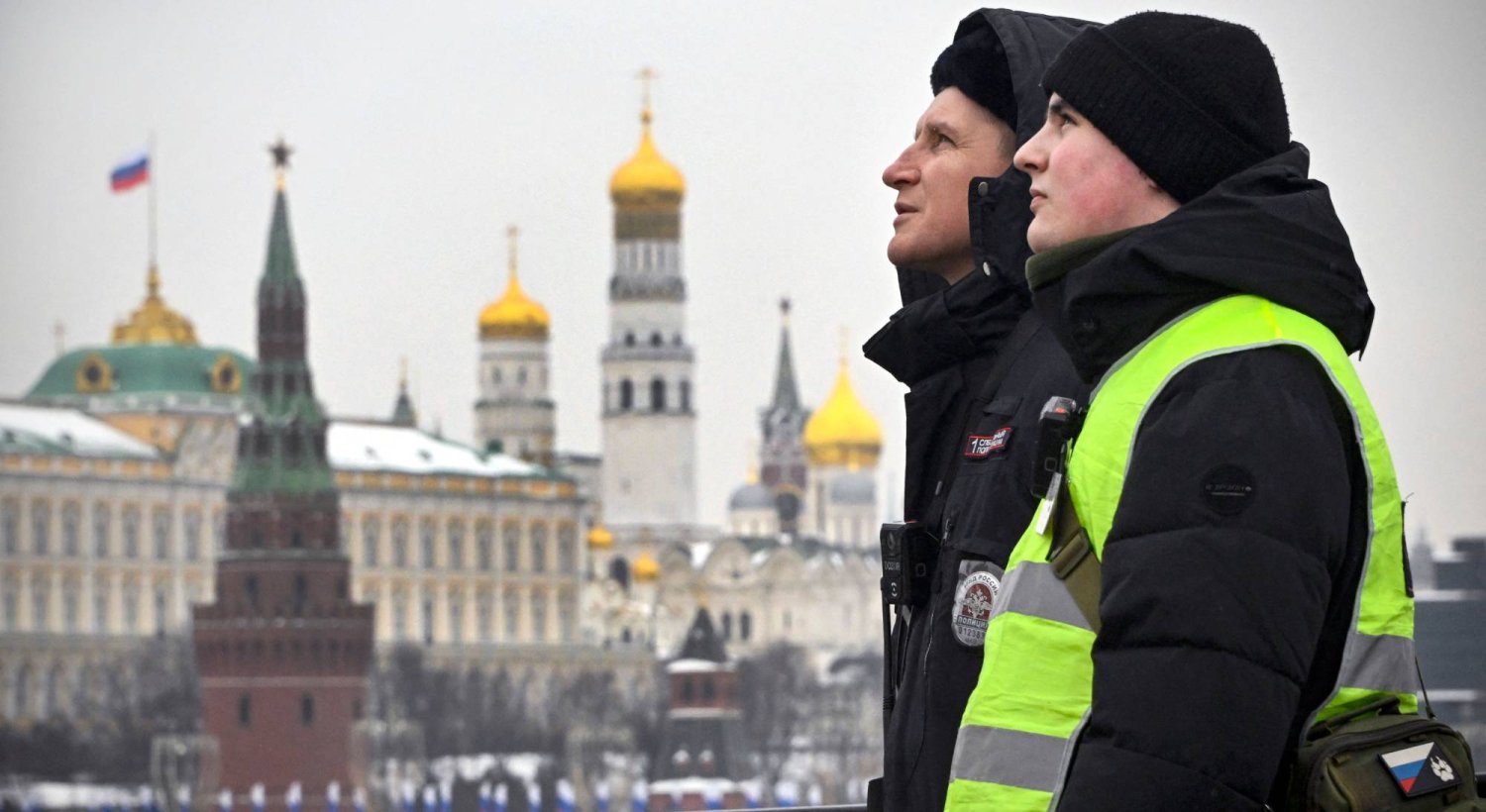 دو مامور پلیس جلوی ساختمان کرملین به مناسبت دومین سال آغاز جنگ اوکراین کشیک می دهند (فرانس پرس)