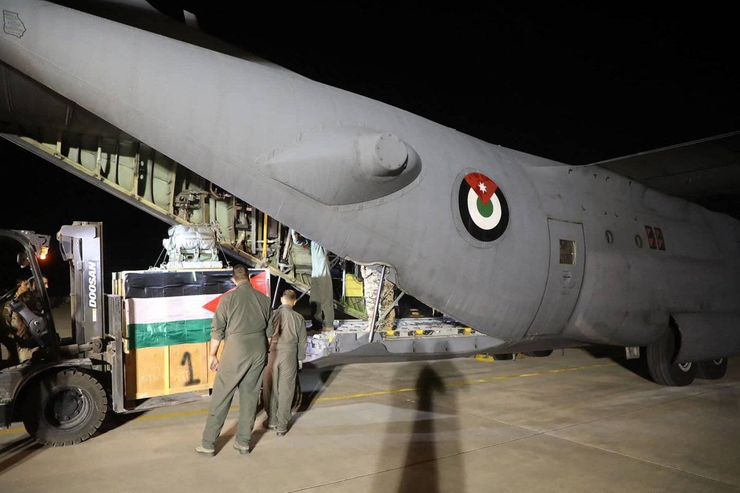 بارگیری کمک‌های پزشکی بر روی یک هواپیمای نظامی اردنی قبل از پرواز به غزه (آرشیویی نیروهای مسلح اردن - خبرگزاری فرانسه
