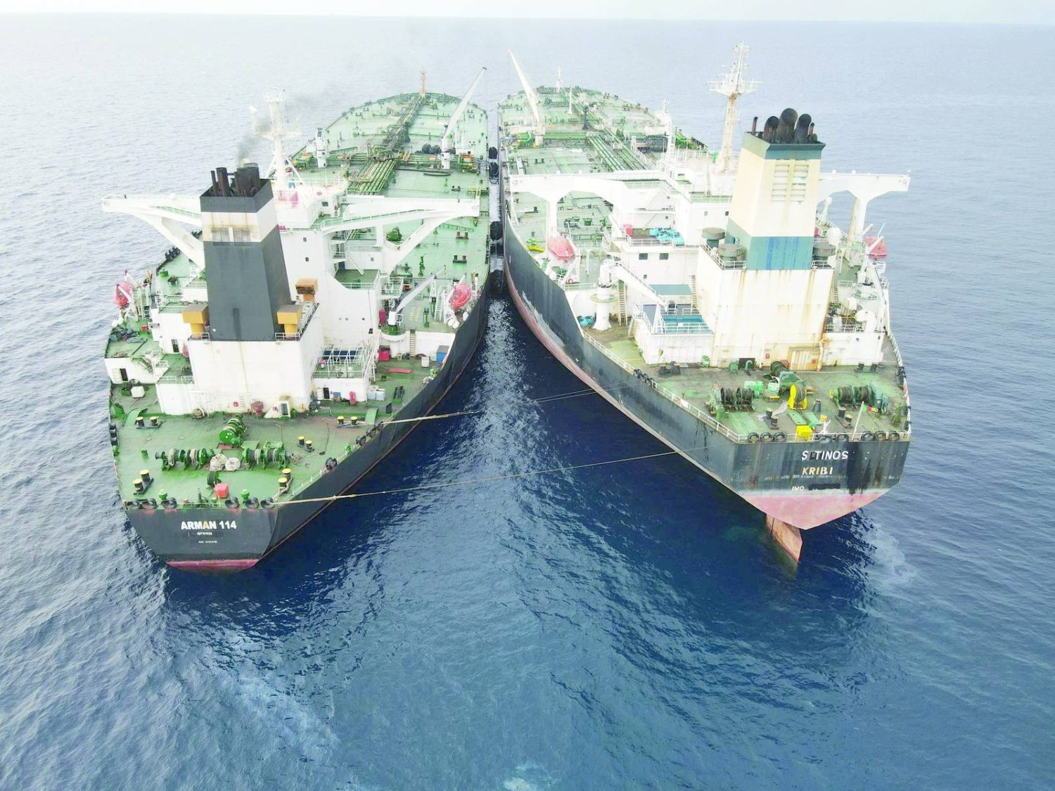 
عکسی که آژانس امنیت دریایی اندونزی از نفتکش ایرانی ام تی آرمان در حال حمل نفت به کشتی MTS Tinos با پرچم کامرون در ژوئیه گذشته منتشر کرد (رویترز)