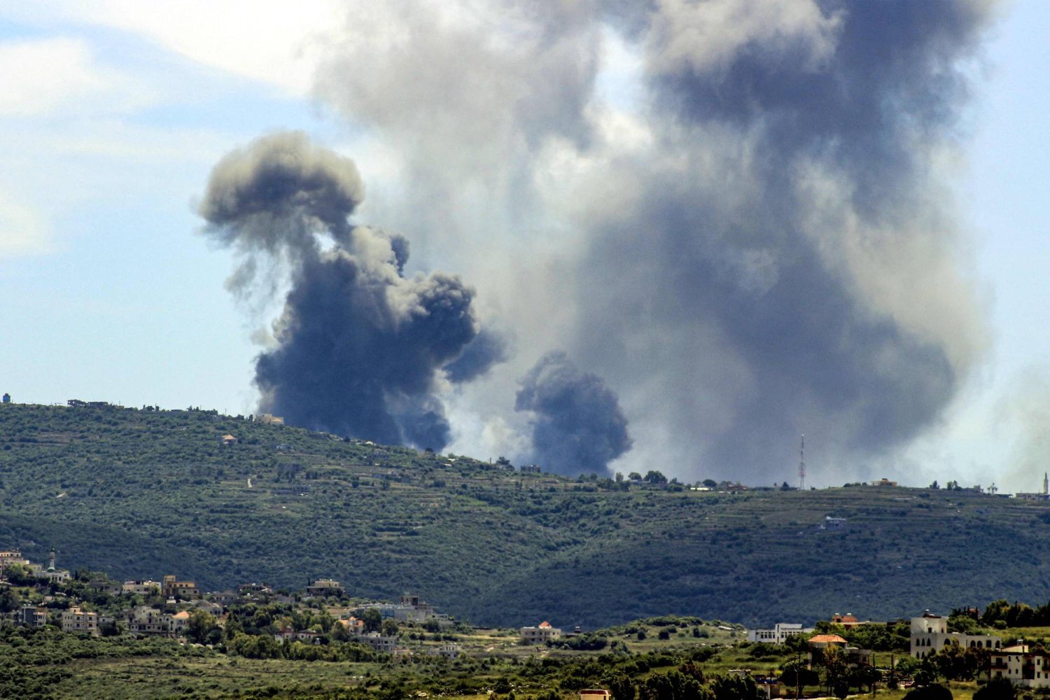 الدخان يتصاعد نتيجة غارة اسرائيلية استهدفت مروحين بجنوب لبنان (أ.ف.ب)